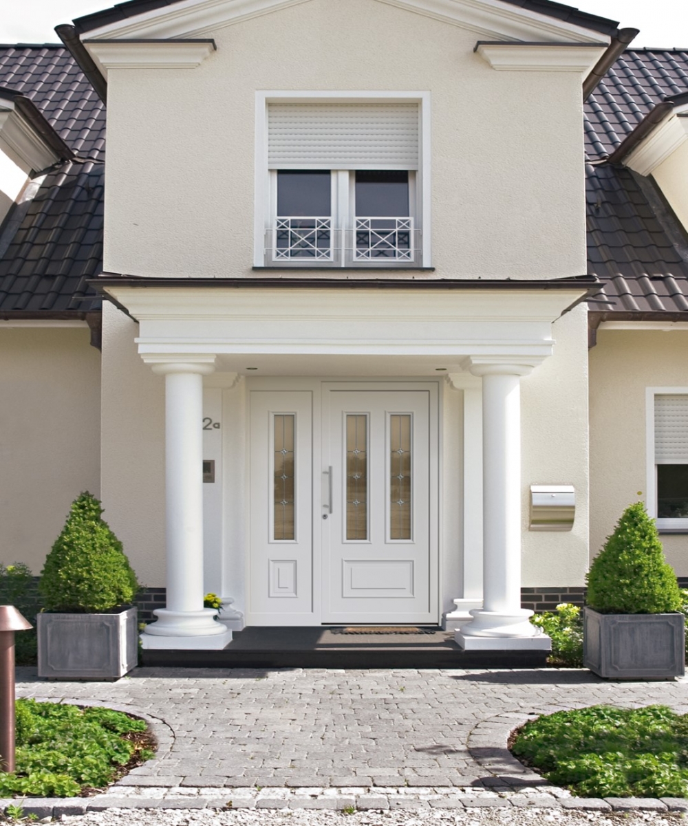 Einladender Eingang in weiÃ  HaustÃ¼r Modern in Hell