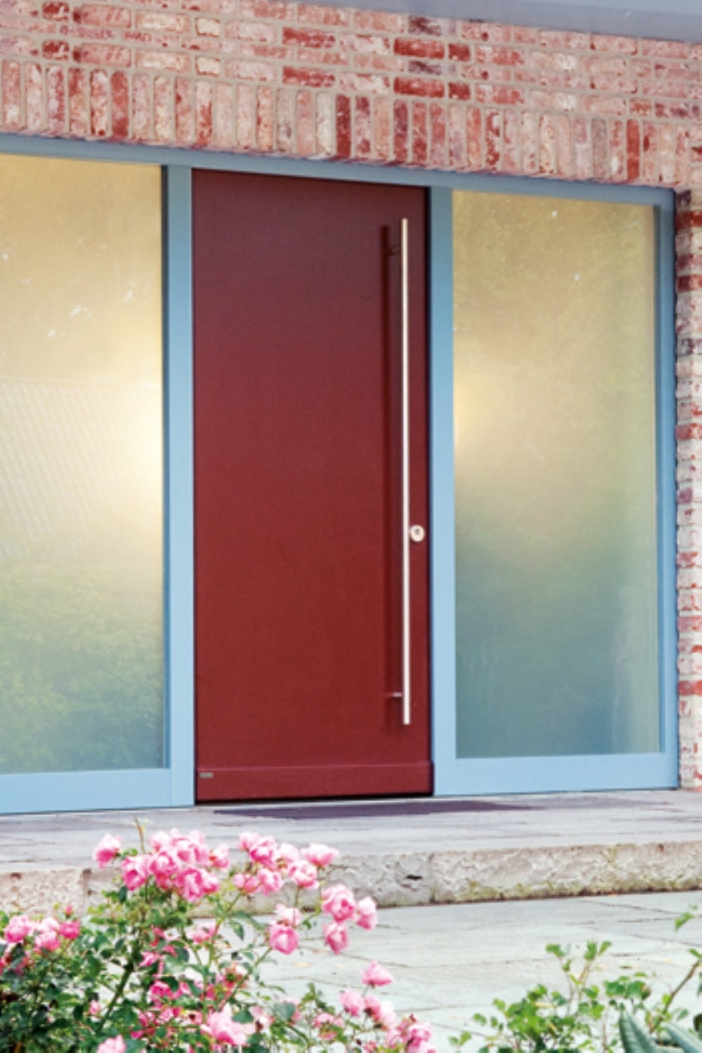 Zweifarbige HauseingangstÃ¼r mit zwei groÃen Seitenteilen HaustÃ¼r Modern in Rot